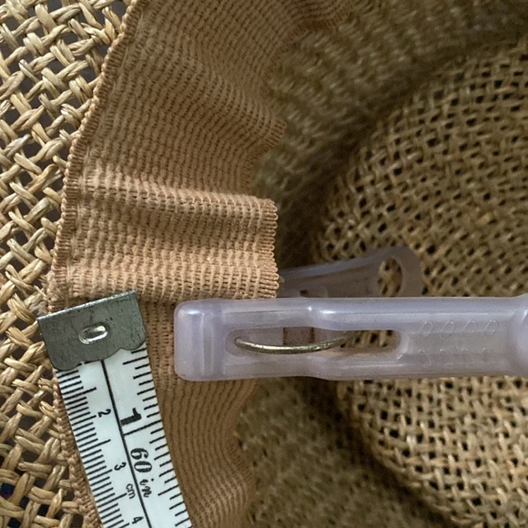 The straw summer hat with red ribbon decor in good condition - Picture 11 of 12